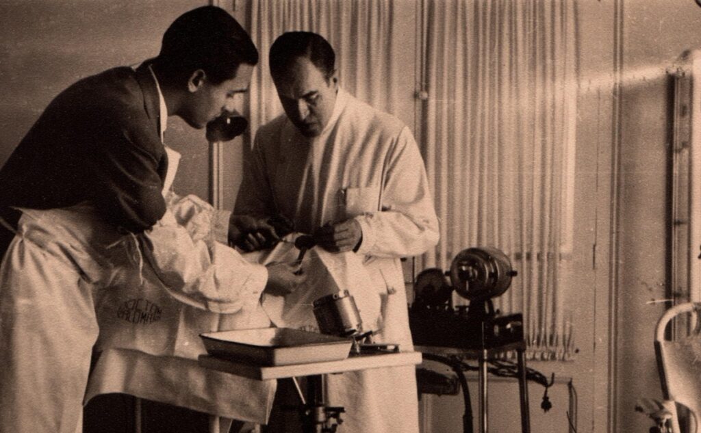 El Doctor Fernando Palomar Collado y
el Doctor Fernando Palomar Petit, operando.
