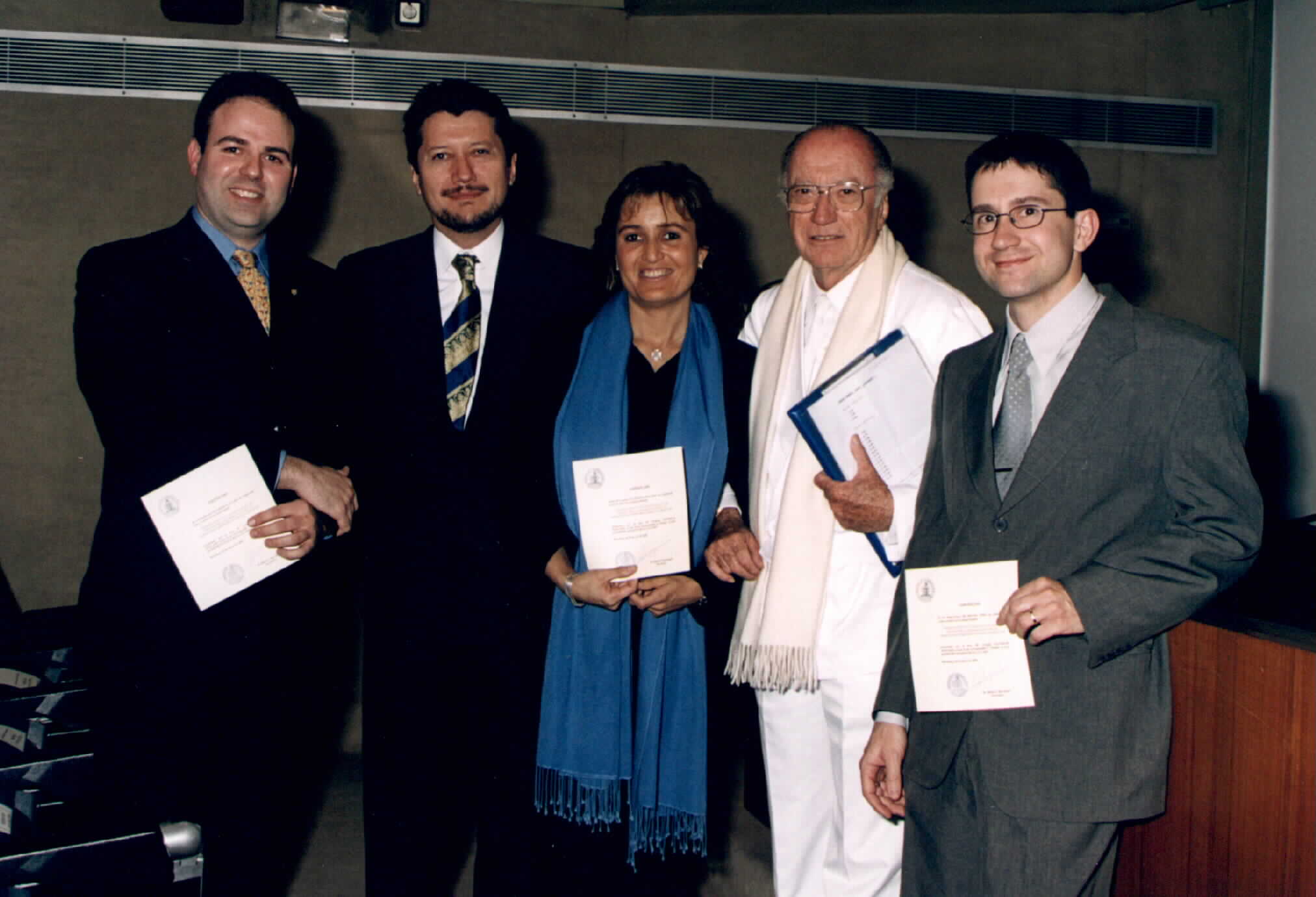 Primer Accésit del Premio Internacional de Investigación - Premio Joaquín Rutllan 1999 - Instituto Barraquer, con el trabajo: "Investigación y actualidad de ayudas visuales para la rehabilitación de las hemianopsias homónimas laterales completas.