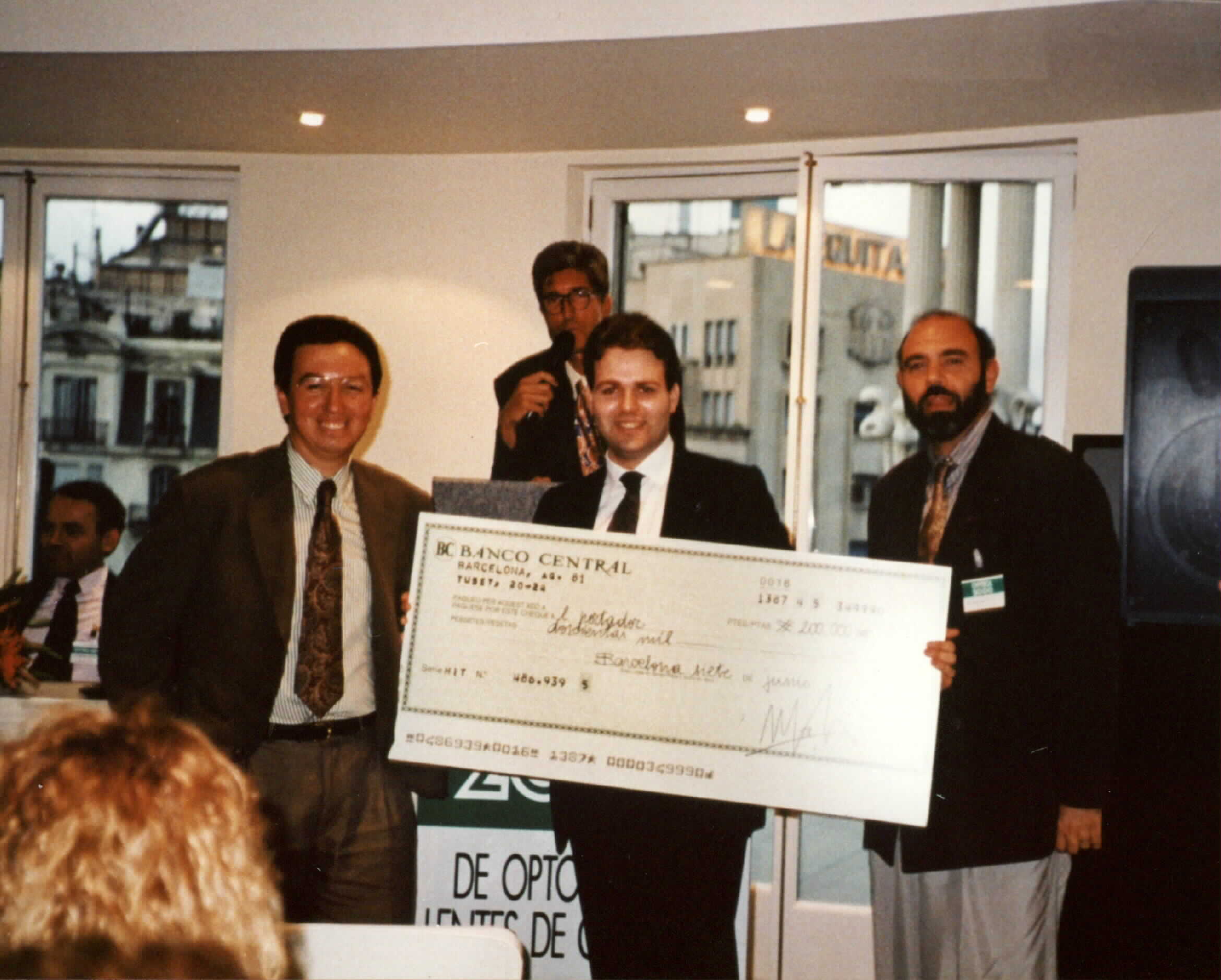 Segundo Premio de ÓPTICA 2000 sobre la optometría y las lentes de contacto.